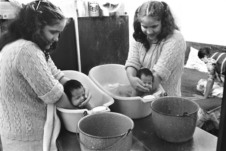 El primer baño de Marisol / Marisol first bath, 1985